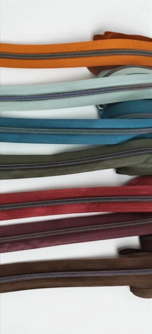 Reißverschlüsse in abgestimmten Farben