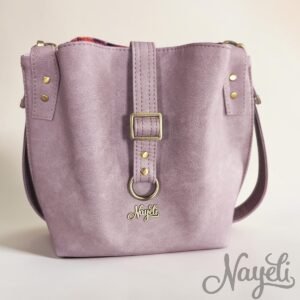 Hinterland Lilac Leaves aus Mora Dark Lilac mit Hardware in messing gebürstet
