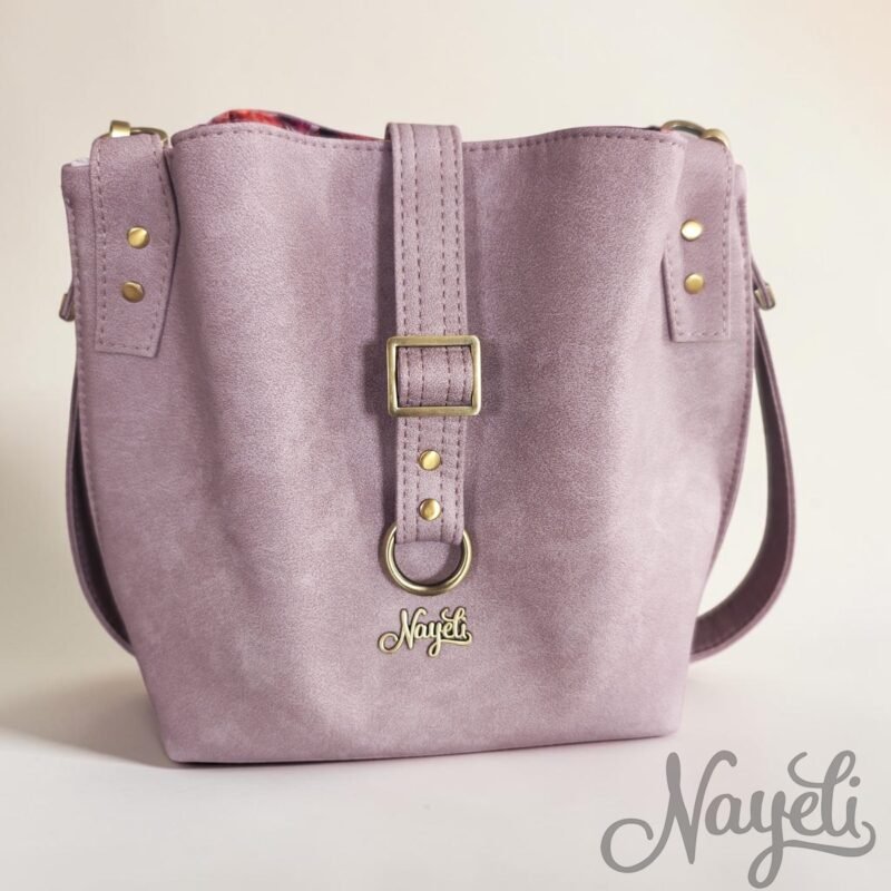 Hinterland Lilac Leaves aus Mora Dark Lilac mit Hardware in messing gebürstet