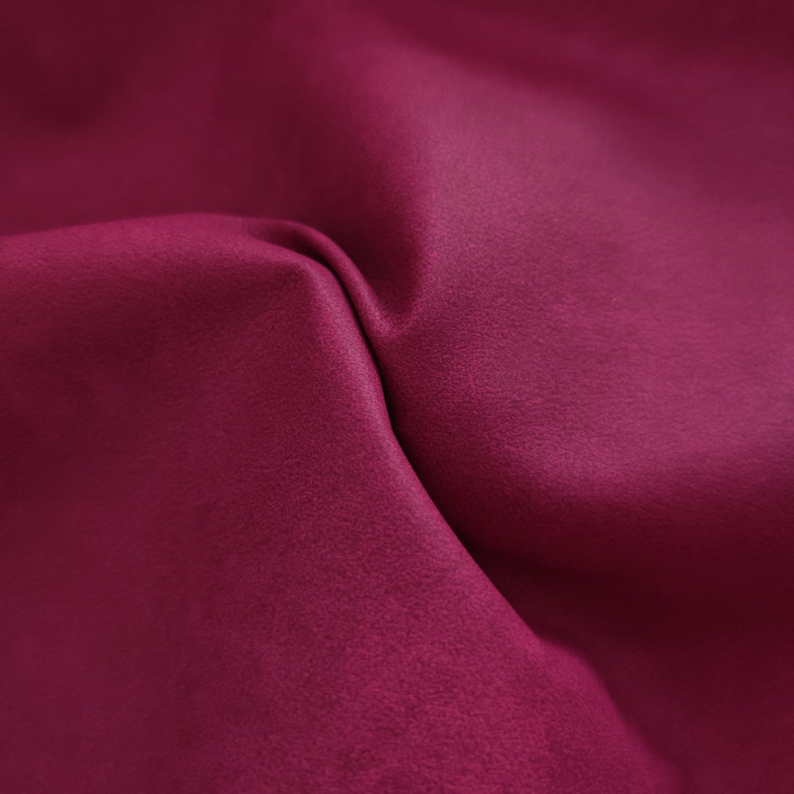 Mora Amaranth Magenta – Farbe im Faltenwurf