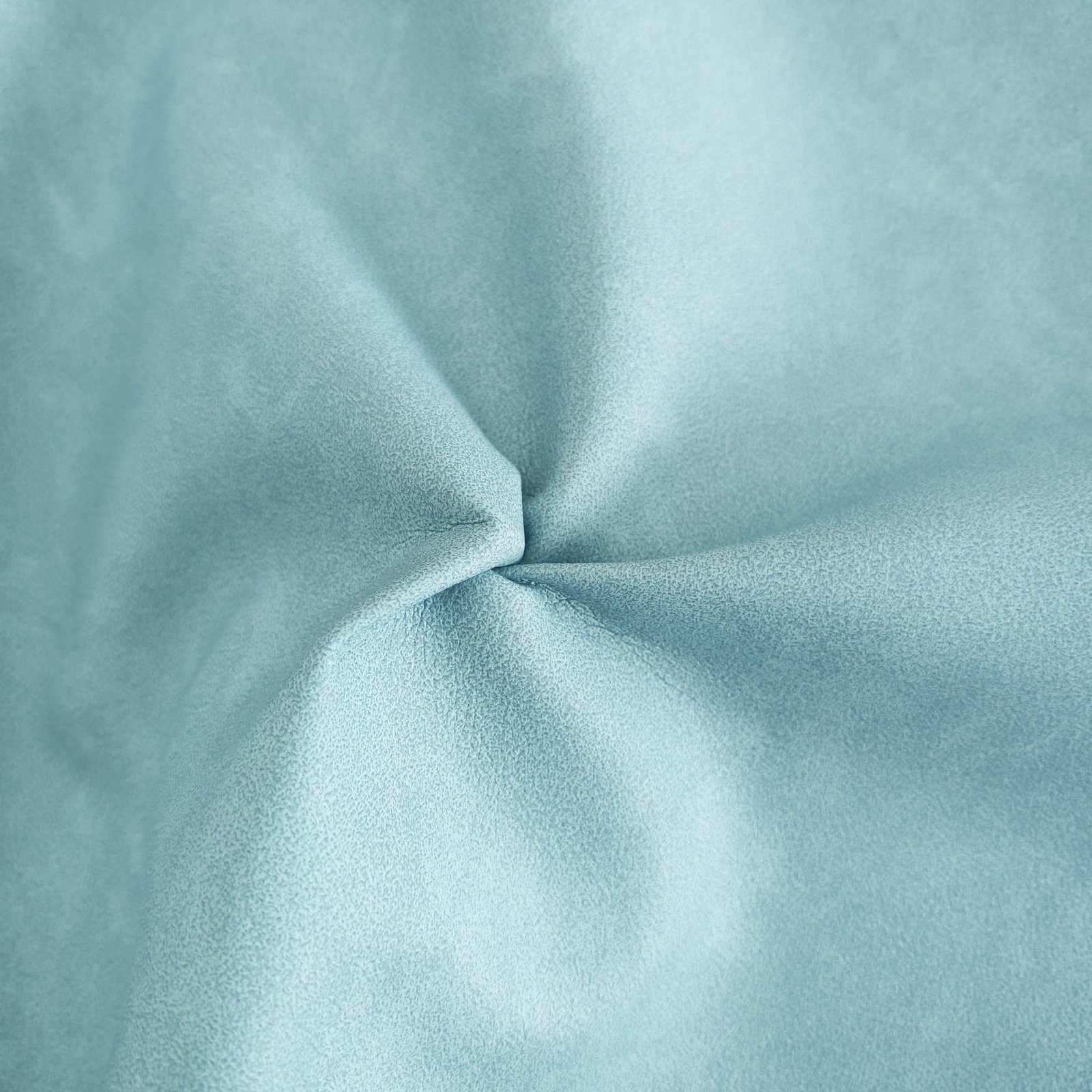 Mora Arctic Blue – Farbe im Faltenwurf