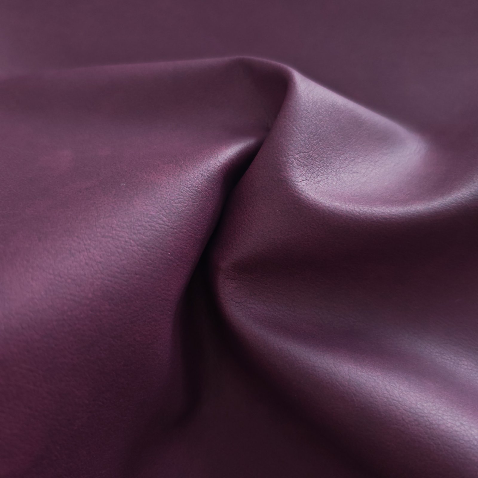 Mora Midnight Plum – Farbe im Faltenwurf