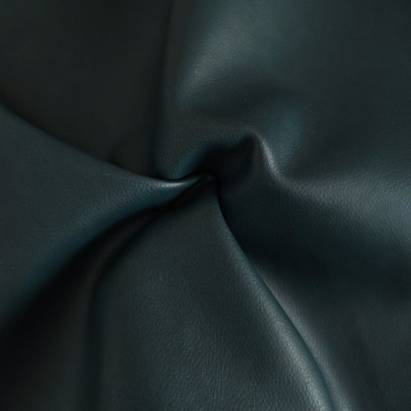 Mora Midnight Teal – Farbe im Faltenwurf