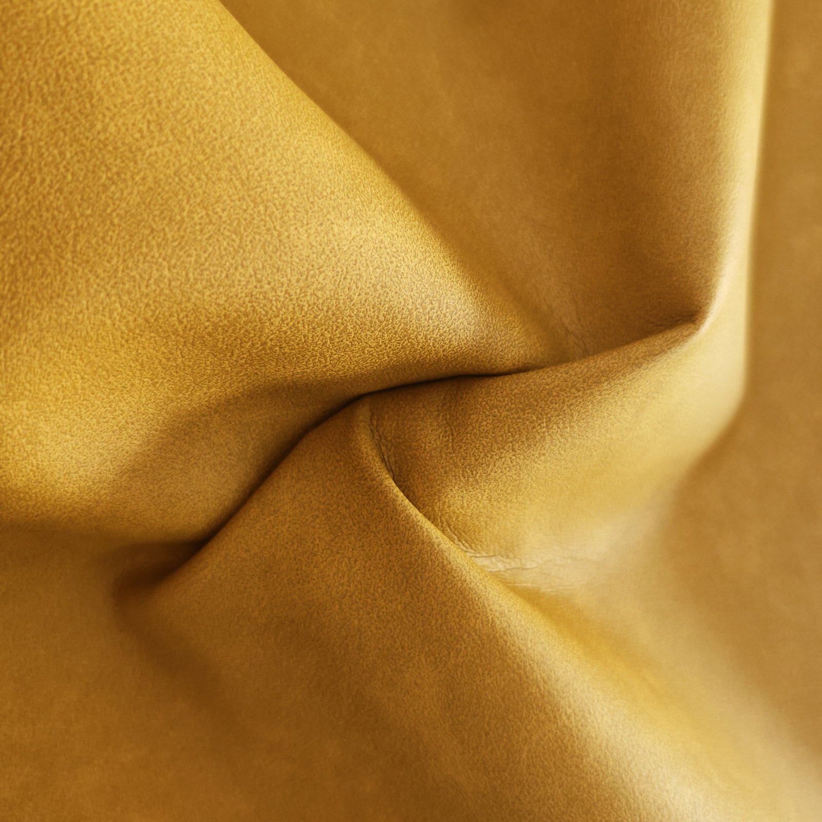 Mora Mustard Yellow – Farbe im Faltenwurf