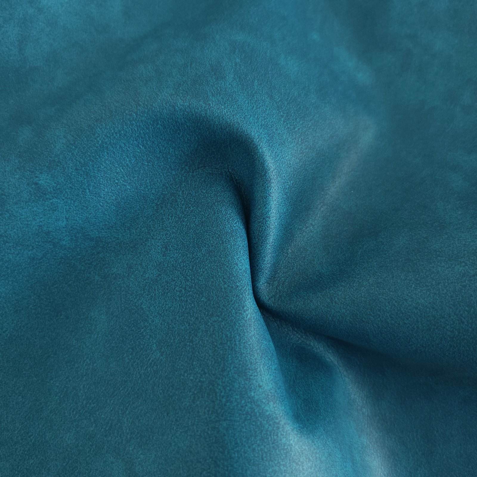 Mora Ocean Blue – Farbe im Faltenwurf