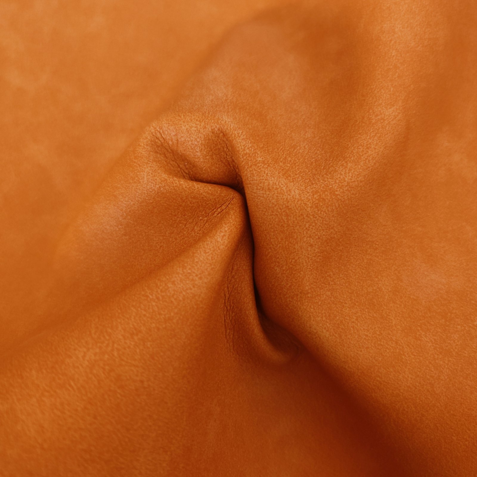 Mora Pumpkin Spice – Farbe im Faltenwurf
