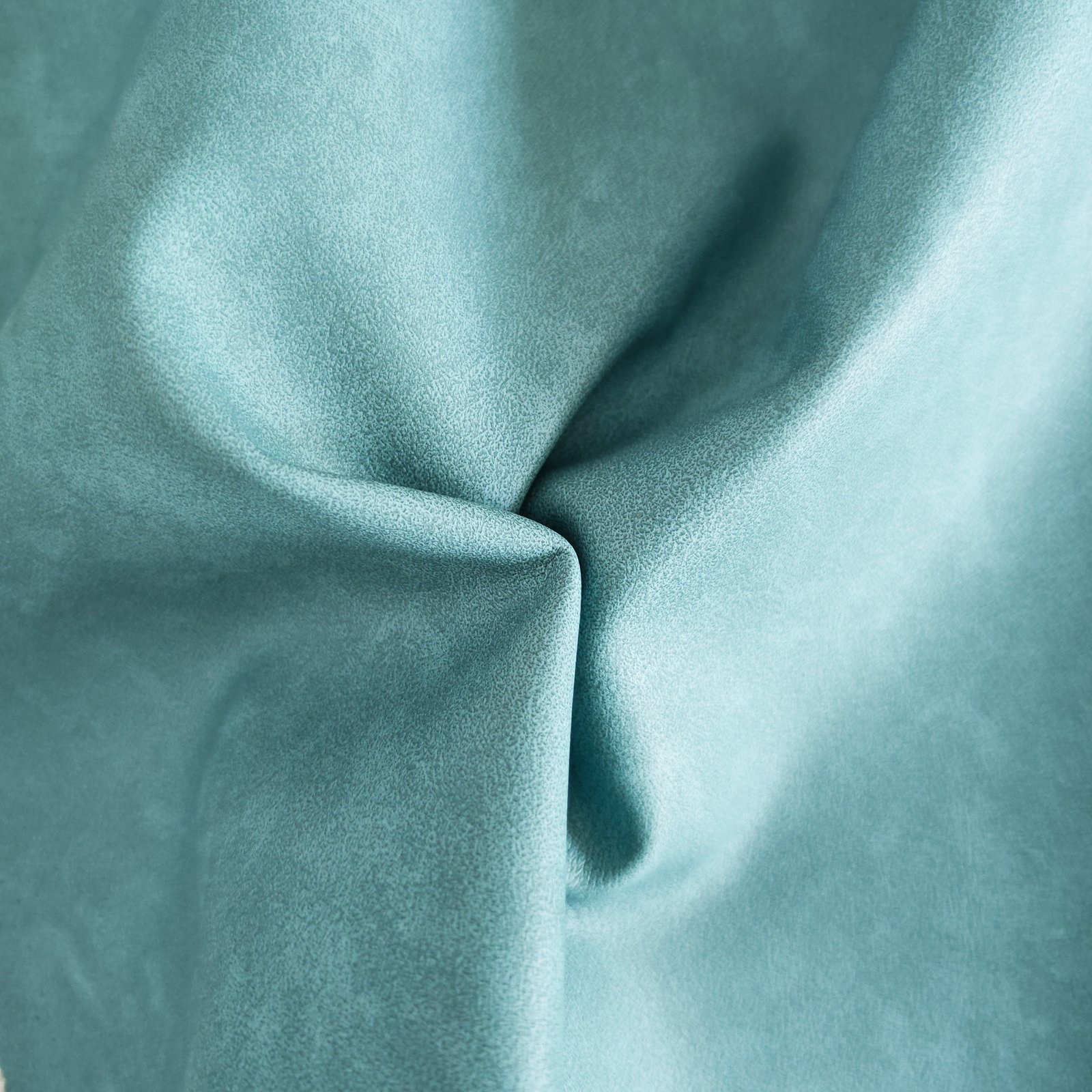Mora Smokey Turquoise – Farbe im Faltenwurf